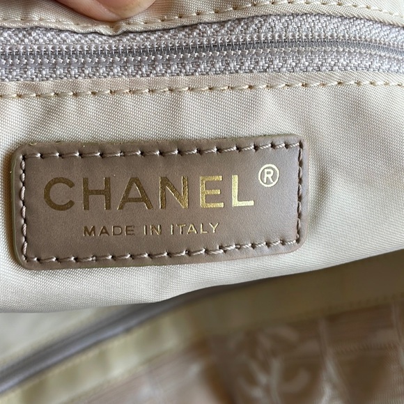 ๐๏ธHOST PICK๐๏ธBeautiful Chanel leather and nylon bag - Picture 11 of 14